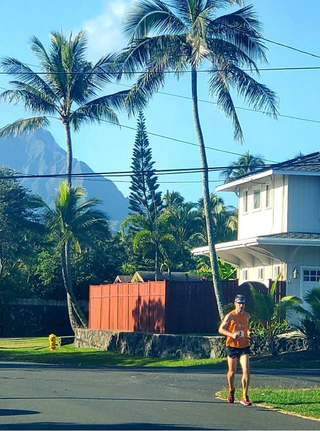 Running through Kailua with the Ko&rsquo;olau Mountains